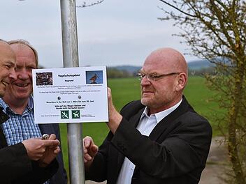 Hinweisschilder sollen die Spaziergänger und Hundebesitzer für die Wiesenbrüter sensibilisieren. Im südlichen Itzgrund zwischen Lahm und Hemmendorf brachten gestern Uwe Wolf, Werner Thomas und Dieter Scherbel die Schilder an. Foto: Gabi Arnold