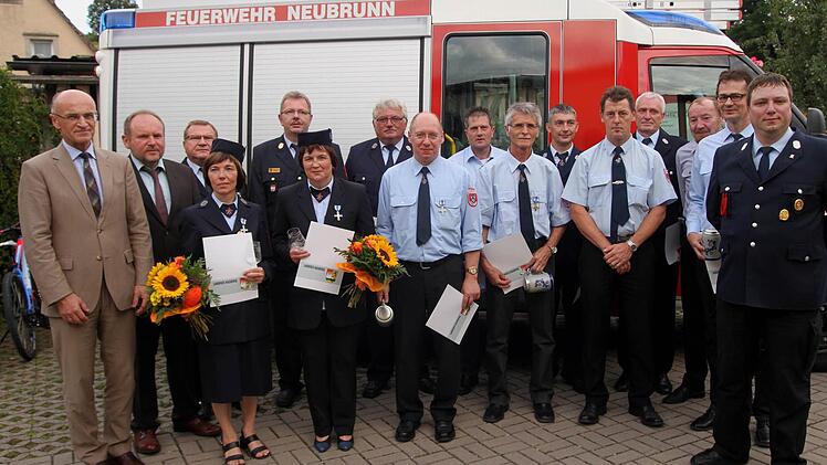 Zahlreiche Feuerwehrleute aus den drei Wehren der Gemeinde erhielten für ihren langjährigen aktiven Dienst das staatliche Ehrenzeichen in Slber und Gold: (von links) Landrat Wilhelm Schneider, 2. Bgm Reinhold Stöhr, KBI Peeter Pfaff und Kreisbrandrat Ralf Dressel sowie (rechts) 1. Kommandant Danile Holzmann.