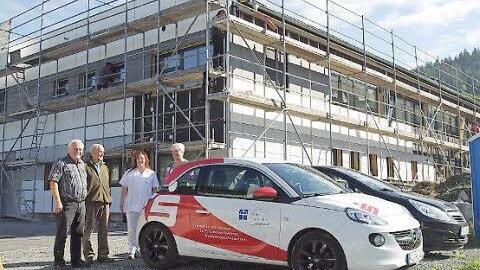 Die Freude über die neue Diakoniestation ist bei Pfarrer Albrecht Bischoff (von links), Hausmeister Harmut Söllner, der ausgebildeten Pflegedienstleiterin Kerstin Haag und der Pflegedienstleitung Bernhilde Treuner groß.  Fotos: Heike Schülein