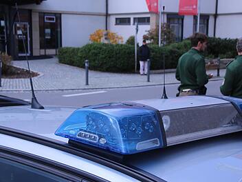 Auf der Straße vor der Sparkasse (im Hintergrund) passierte der Unfall in Zeil.  Foto: Klaus Schmitt