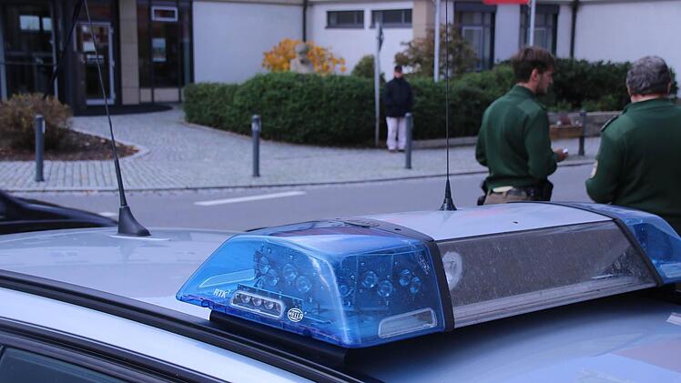 Auf der Straße vor der Sparkasse (im Hintergrund) passierte der Unfall in Zeil.  Foto: Klaus Schmitt