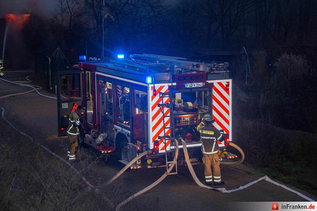 Lagerhalle bei Fürth brennt