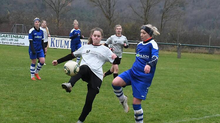 Nüdlingens Hanna Schäfer (links) ist auch im Spiel gegen Modlos von Emilie Klaus nicht zu bremsen.Hopf