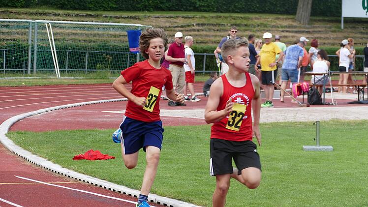 Der Schw&uuml;rbitzer Leichtathletik-Neuling Luis K&ouml;nig (rechts) wurde beim 800-Meter-Lauf zwar "nur" Vierter, stand aber in anderen Disziplinen dreimal auf dem Treppchen. Foto: Marion Fischer