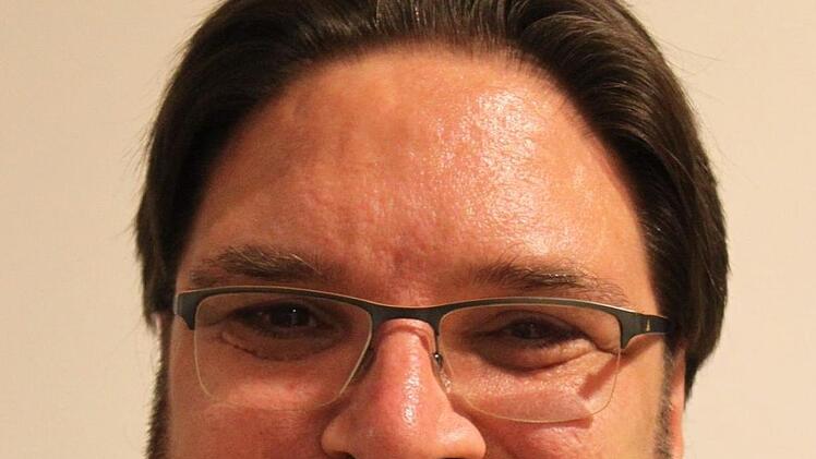 Seit 2002 ist Georg Pelzer (48) Mitglied des Vereins Ökobil, einem der ersten Car-Sharing-Vereine in Deutschland.  Bereits 2003 war er Vorstandsmitglied und ist  seither in wechselnden Funktionen ehrenamtlich im Verein tätig. Aktuell arbeitet   er als   Schatzmeister und sorgt für die finanzielle Solidität des Vereins. Darüberhinaus engagiert er sich in zahlreichen Arbeitsgruppen des Vereins und hat  immer ein offenes Ohr für die Sorgen und Nöte der Vereinsmitglieder.  Er ist auch Teil des Te...