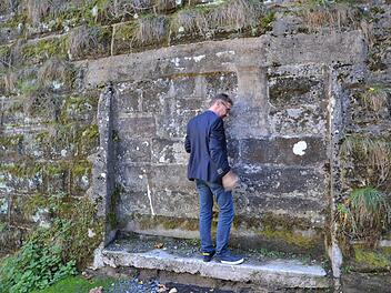 Jürgen Jakob steht vor dem einstigen Durchbruch, der wieder geöffnet werden soll. Er kennt die Festung bereits seit Kindertagen. Foto: Sandra Hackenberg