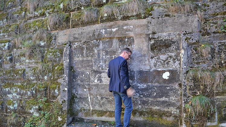 Jürgen Jakob steht vor dem einstigen Durchbruch, der wieder geöffnet werden soll. Er kennt die Festung bereits seit Kindertagen. Foto: Sandra Hackenberg