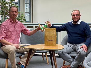 Landrat Sebastian Straubel und Projektmanager Florian Eckardt (links) stoßen auf erfolgreiche Genusstage to go an.  Foto: privat