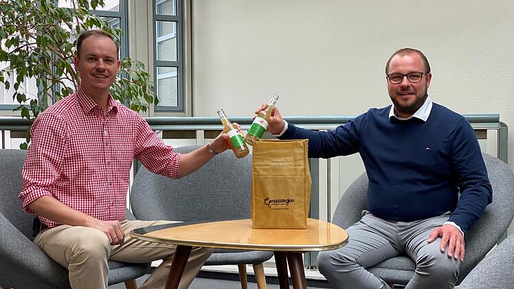 Landrat Sebastian Straubel und Projektmanager Florian Eckardt (links) stoßen auf erfolgreiche Genusstage to go an.  Foto: privat