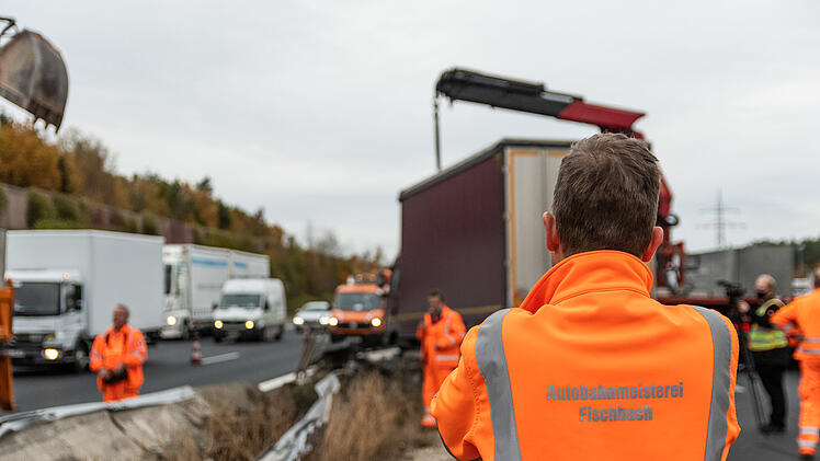Lastwagen übersieht Auto und rauscht nach Kollision in Leitplanke