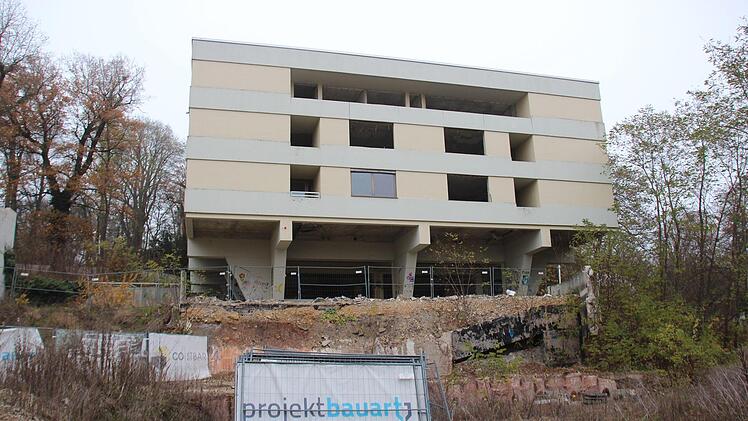 Das ehemalige DSZ in Coburg steht mittlerweile als entkernte Bauruine da. Der Investor überarbeitet derzeit seine Pläne.Oliver Schmidt