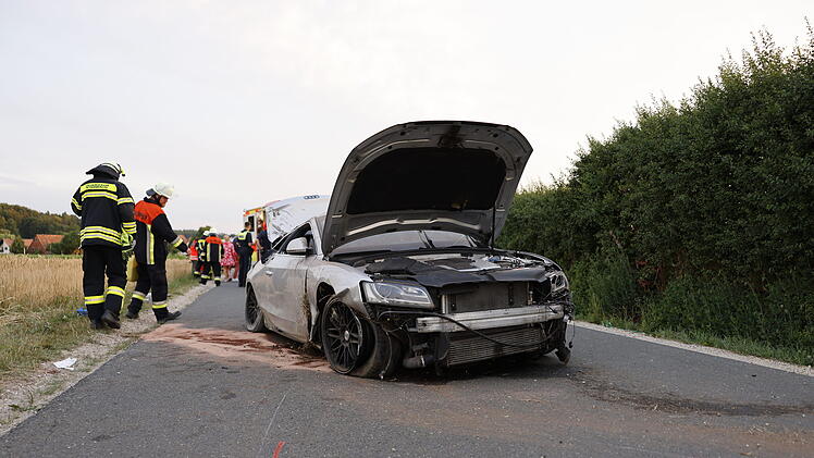 Wegen Ausweichman&ouml;ver: Auto kommt von Stra&szlig;e ab und &uuml;berschl&auml;gt sich