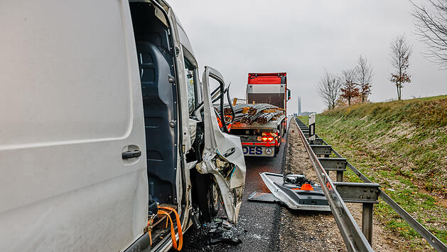 Auffahrunfall auf A6: Transporter f&auml;hrt auf Lastwagen auf