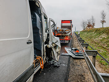 Auffahrunfall auf A6: Transporter fährt auf Lastwagen auf