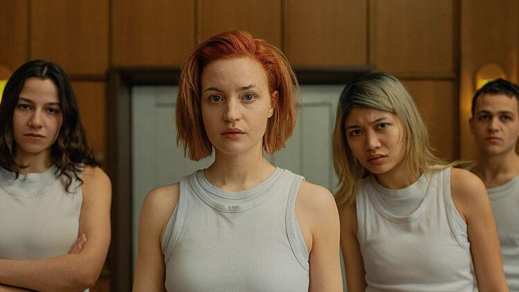 Gerade verstorben, jetzt h&auml;ngen sie in der "Zweigstelle" fest (von links): Mel (Beritan Balci), Resi (Sarah Mahita), Sophie (Nhung Hong) und Philipp (David Ali Rashed) wissen nicht, wo sie gelandet sind.