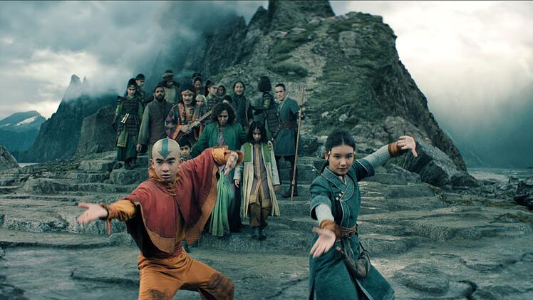 Avatar Aang (Gordon Cormier) und seine beste Freundin Katara (Kiawentiio) wollen die aggressive Feuernation besiegen, k&uuml;mmern sich aber erstmal um Fl&uuml;chtlinge.