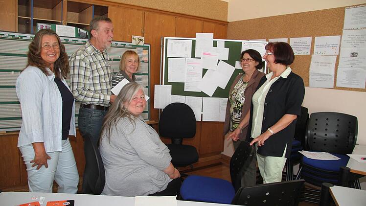 Das Stundenplanteam an der Max-Hundt-Schule hat es nicht leicht: Denn 367 Schüler in 18 Klassen und die entsprechenden Lehrer und Fachlehrer müssen aufgeteilt und koordiniert werden. Aber Lieselotte Vießmann, Klaus Mittag, Christine Siegert, Verena Ludhardt sowie Christina Heider und Schulleiterin Heidi Koblofsky lassen sich die gute Laune nicht verderben. Irgendwie fügt sich immer alles zusammen.