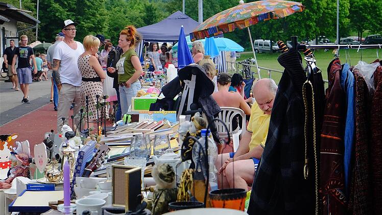 28 Stände gab es beim Langendorfer Trödelmarkt. Foto: Gerd Schaar