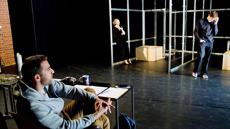 Frederik Leberle inszeniert "Das Interview" in der Coburger Reithalle.Foto: Jochen Berger