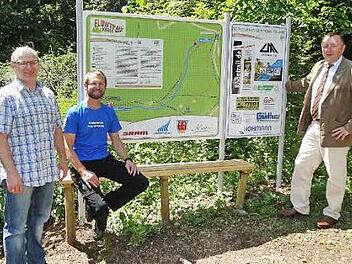 Die neue Tafel am Flowtrail: Andi Rohe (Mitte) hat für die Kreuzbergallianz die Anschaffung organisiert. Mit auf dem Foto sind Bischofsheims Tourismusreferent Gerhard Nägler (links) und Bürgermeister Udo Baumann (rechts).  Foto: Marion Eckert