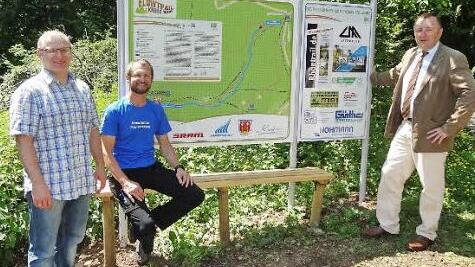 Die neue Tafel am Flowtrail: Andi Rohe (Mitte) hat für die Kreuzbergallianz die Anschaffung organisiert. Mit auf dem Foto sind Bischofsheims Tourismusreferent Gerhard Nägler (links) und Bürgermeister Udo Baumann (rechts).  Foto: Marion Eckert