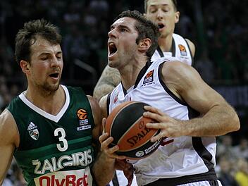 Fabien Causeur (mit Ball) spielte ein starkes erstes Viertel. In den zweiten zehn Minuten gingen die Bamberger im Dreierhagel von Kevin Pangos (l.) unter und erholten sich nicht mehr davon. Foto: dpa