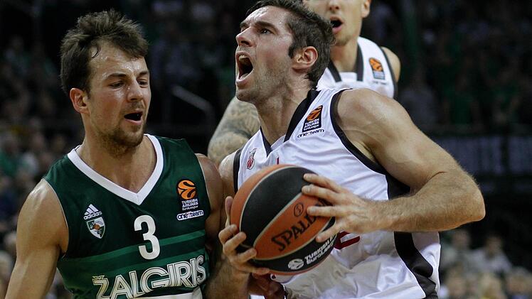 Fabien Causeur (mit Ball) spielte ein starkes erstes Viertel. In den zweiten zehn Minuten gingen die Bamberger im Dreierhagel von Kevin Pangos (l.) unter und erholten sich nicht mehr davon. Foto: dpa