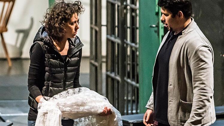 Probenszenen zur Coburger Neuinszenierung der Oper "Das schlaue Füchslein" in markierter Bühnen-DekorationFoto: Jochen Berger