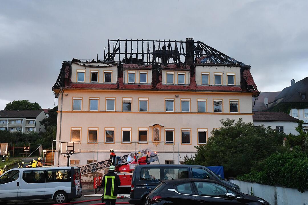 Großeinsatz in der Bamberger Altstadt: Dachstuhl am Jakobsplatz brennt