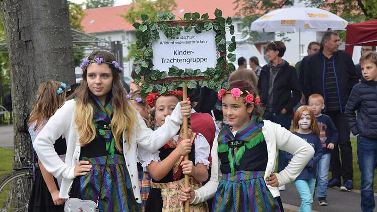 Die Trachtentanzgruppe der Grundschule Haarbrücken zeigte den Gästen am Samstagnachmittag ein paar ihrer Tänze.Daniela Pondelicek