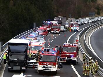 Die A73 musste am Montagnachmittag kurzzeitig gesperrt werden, da eine Geisterfahrerin einen Unfall zwischen einem Auto und Lastwagen verursachte.  Foto: NEWS5 / Herse