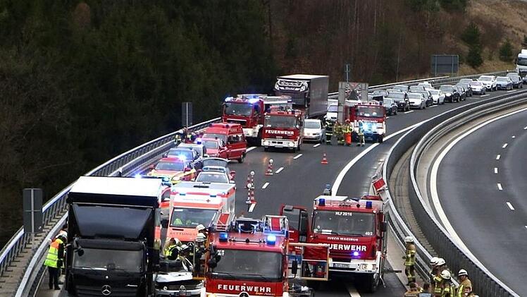 Die A73 musste am Montagnachmittag kurzzeitig gesperrt werden, da eine Geisterfahrerin einen Unfall zwischen einem Auto und Lastwagen verursachte.  Foto: NEWS5 / Herse