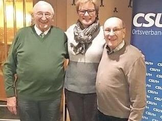 Monika Hohlmeier freute sich, von Günther Heinlein (links) und Hans Reh über interessante Begegnungen mit ihrem Vater Franz Josef Strauß zu hören. Foto: K.- H. Hofmann