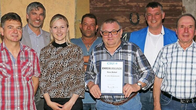 Zweiter B&uuml;rgermeister Hans-Josef Stich (hinten rechts) mit gew&auml;hlten und geehrten Mitgliedern Foto: Gerd Klemenz
