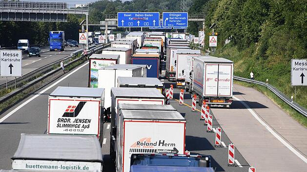 Auf der Autobahn ist es am Mittwoch zu einem t&ouml;dlichen Busungl&uuml;ck gekommen. Der Bus kam aus der N&auml;he von Bayreuth. Dabei starb eine 30-J&auml;hrige. Mittlerweile &auml;u&szlig;erte sich die Polizei rund um die Rettungsgasse.  Foto: Uli Deck / dpa