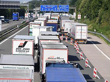 Auf der Autobahn ist es am Mittwoch zu einem t&ouml;dlichen Busungl&uuml;ck gekommen. Der Bus kam aus der N&auml;he von Bayreuth. Dabei starb eine 30-J&auml;hrige. Mittlerweile &auml;u&szlig;erte sich die Polizei rund um die Rettungsgasse.  Foto: Uli Deck / dpa