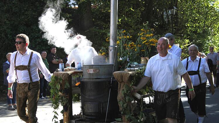 Der Obst- und Gartenbauverein Ermershausen mit seinem Kartoffeldämpfer.
