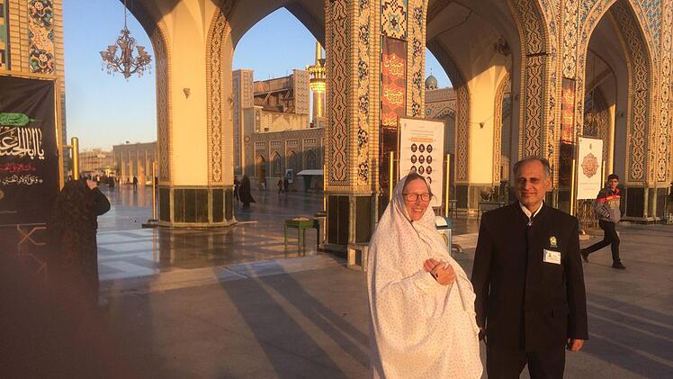 Vor dem Betreten des Imam-Reza-Komplexes in der heiligen Stadt Masshad muss Inge Wagner einen Gebetstschador anlegen. Die Besichtigung ist nur mit einem englisch sprechenden Führer erlaubt.