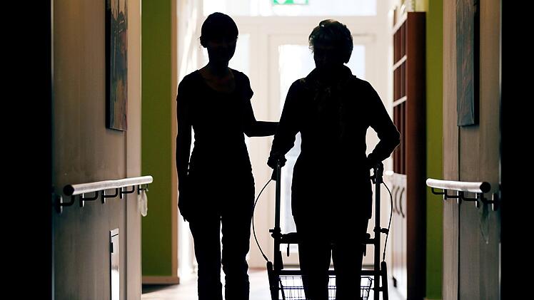 Warum konnte sich eine Frau in einem Pflegeheim verbrühen und Verbrennungen ersten und zweiten Grades zuziehen? Symbolfoto: Oliver Berg/dpa