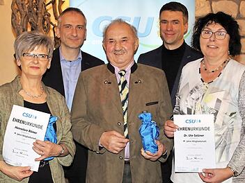 Ute Salzner, Ossi Litz und Hannelore Römer (v. r.) wurden vom Bundestagsabgeordneten Stefan Müller (hinten rechts) für langjährige Treue zur CSU geehrt. Alexander Schulz (hinten links) wurde im Amt des Vorsitzenden einstimmig bestätigt. Foto: Evi Seeger