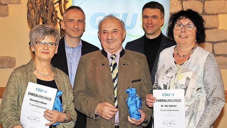 Ute Salzner, Ossi Litz und Hannelore Römer (v. r.) wurden vom Bundestagsabgeordneten Stefan Müller (hinten rechts) für langjährige Treue zur CSU geehrt. Alexander Schulz (hinten links) wurde im Amt des Vorsitzenden einstimmig bestätigt. Foto: Evi Seeger