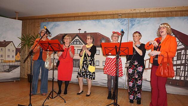Die Frauen der S&auml;ngervereinigung Burkardroth begeisterten auf der Faschingsb&uuml;hne mit ihren humorvollen Gesangseinlagen. Foto: Marion Eckert