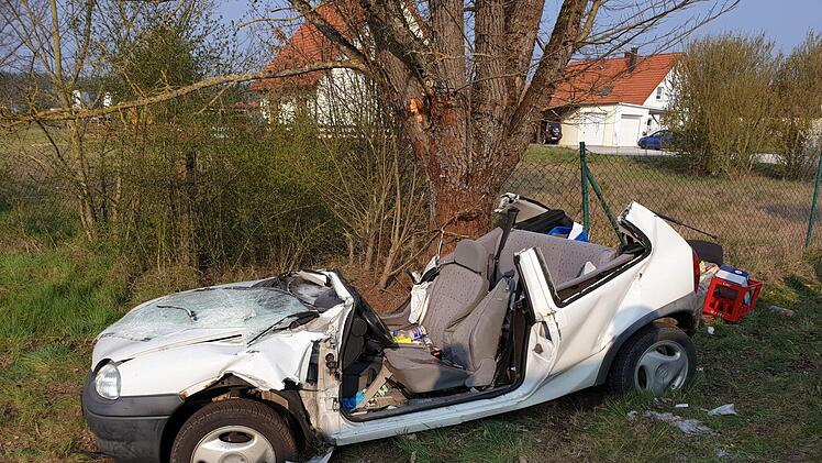 Im Landkreis Roth in Mittelfranken ist am Sonntagmorgen ein Mensch ums Leben gekommen. Das Auto steht v&ouml;llig besch&auml;digt neben der Stra&szlig;e. Der Mann wurde zwar noch aus seinem Auto befreit, verstarb aber an der Unfallstelle.. Foto: News 5 /Fechner
