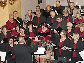 Gemeinsam eröffneten die beiden Chöre des Gesangvereins Großheirath das traditionelle Adventskonzert in der Kirche in Großheirath.  Foto: Michael Stelzner