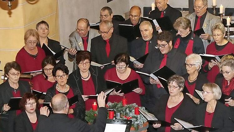 Gemeinsam eröffneten die beiden Chöre des Gesangvereins Großheirath das traditionelle Adventskonzert in der Kirche in Großheirath.  Foto: Michael Stelzner