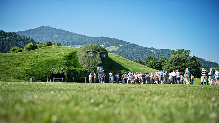 Besucher am Eingang der Swarovski-Kristallwelten in Wattens (Tirol)