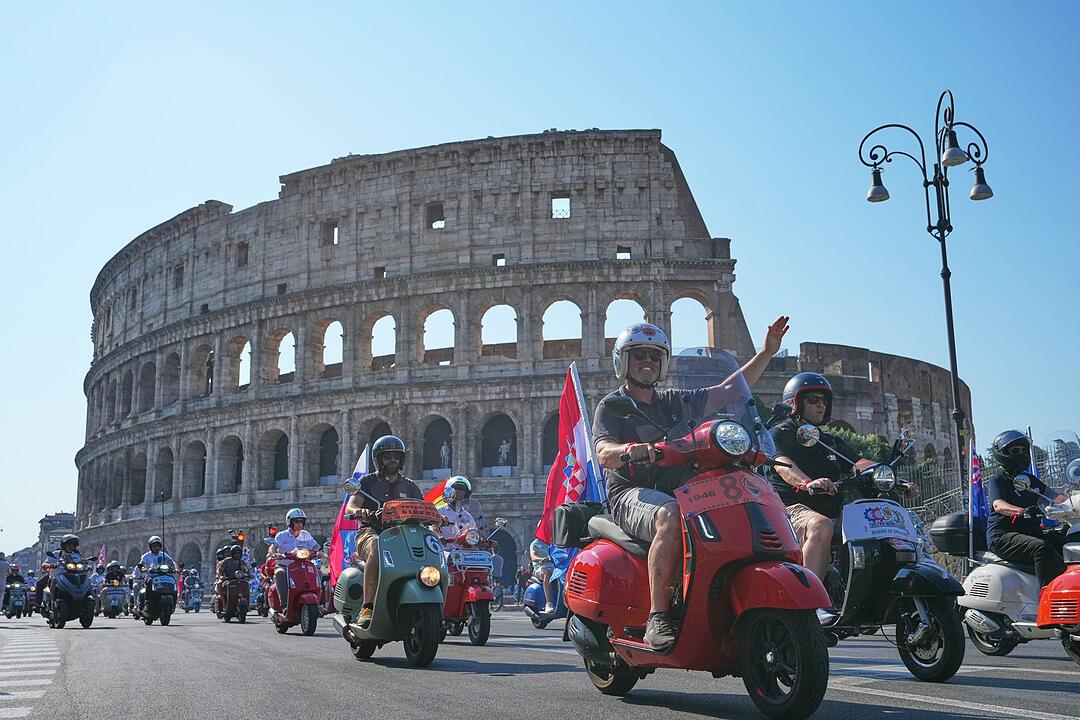 Vespa-Parade in Rom
