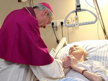 Erzbischof Ludwig Schick spendete Patienten im Höchstadter Kreiskrankenhaus St. Anna die Krankensalbung. Fotos: Johanna Blum