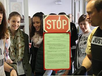 Vor dem Eintritt ins Kronacher Amtsgericht wurde den Realschülern gezeigt, warum Kontrollen nötig sind. Foto: Marco Meißner