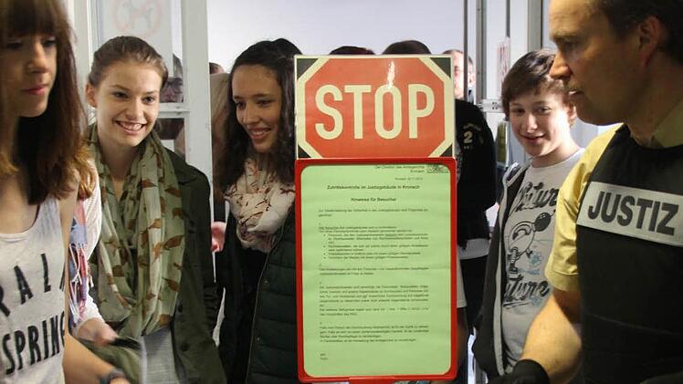 Vor dem Eintritt ins Kronacher Amtsgericht wurde den Realschülern gezeigt, warum Kontrollen nötig sind. Foto: Marco Meißner